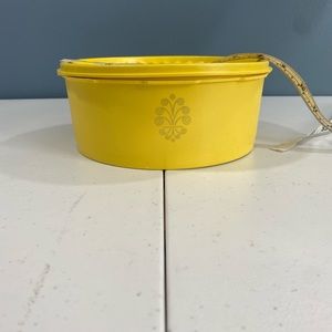 - Vintage Tupperware yellow.  Made in USA. Smoke/pet free home. Great cond…